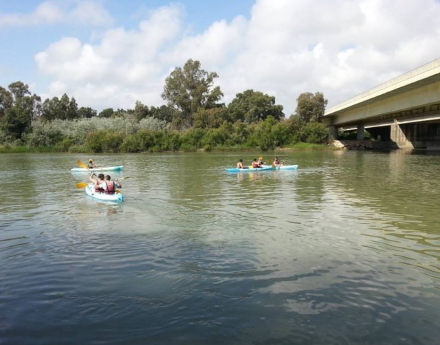 Navegando en kayak junto al puente